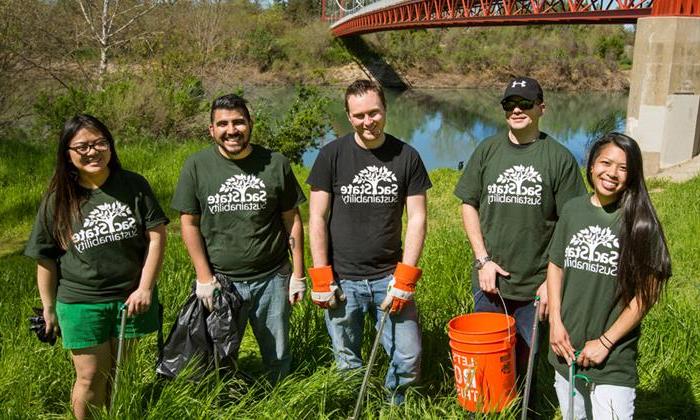 萨克州立可持续发展学生参加美国河流清理活动.